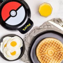 Uncanny Brands Piastra Per Waffle Pokéball Rossa Design Ludico