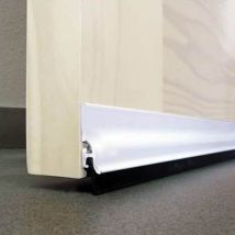 Burlete bajo puerta 105 cm – Aluminio y caucho – Color blanco – Aislamiento efectivo