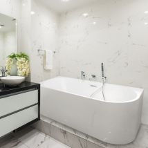 Bañera acrílica esquinera Marylo 170 cm – Izquierda – Blanco – Con rebosadero – Incluye desagüe y sifón