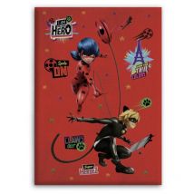 Plaid Miraculous Ladybug - Motifs Miraculous sur fond rouge