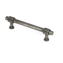 Poignée pour Meuble Style classique Fabriqué en Zamac Finition argent vieilli Distance entre pointes : 96 mm Mesures 1271429mm Système de fixation