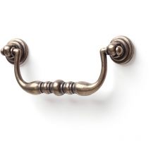 Poignée pour Meuble Style classique Fabriqué en Zamac Finition cuir vieilli Distance entre pointes : 96 mm Mesures 1164316mm Système de fixation 2