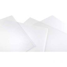 Starre transparente Platte aus synthetischem Polystyrol mit den Maßen 25x50 cm, Dicke 4 mm.