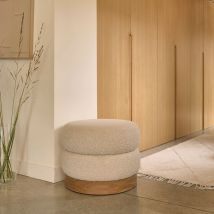 Berah Getah - Pouf en teck massif et tissu bouclette 55 cm