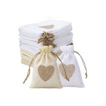 Sacs en Toile de Jute, Lot de 24 Sachets en Lin Chanvre avec Cordon et Motif de Coeur, Jute Pochette Baptême Pochon Tissu Réutilisable pour Mariage,