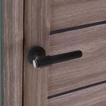 Poignées de porte sur rosace ronde noir mat industriel - Modèle Ema