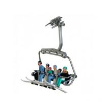 Myvillage - Sechs sitzende Skifahrer My Village