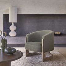 Sessel aus massiver Eiche und khakifarbenem Bouclé-Stoff