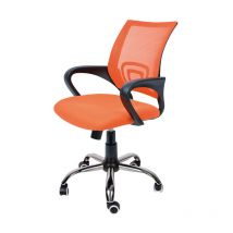 Silla de oficina,con ruedas, respaldo alto de malla y asiento de tela naranja.