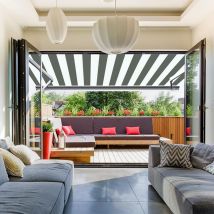 Sunny Inch - Store banne extérieur coffre intégral motorisé et manuel pour terrasse - Blanc gris - Longueur 2.5 m et Largeur 2 m