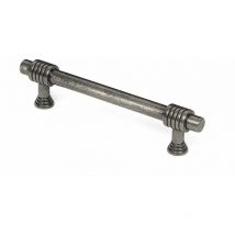 REI - Tirador de Asa para Mueble Estilo Clásico Fabricado en Zamak Acabado en Plata Vieja Distancia Entrepuntos: 96 mm Medidas 1271429 mm Sistema de