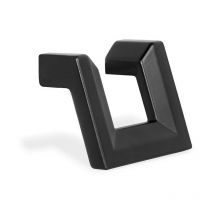 Tirador zamak modelo celso acabados negro mate y oro satinado acabado negro mate dist. agujero dist. 32mm.