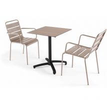 Tisch 60x60 cm neigbar helle Eiche und 2 taupefarbene Metallstühle.