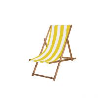 Tumbona de madera impregnada con tela amarillo-blanca.