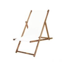 Tumbona de madera impregnada con tela blanca.
