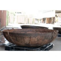 Vecchio contenitore in ferro battuto