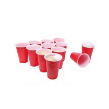 Bierpongspel met bekers en ballen