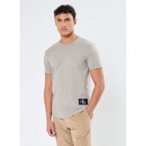 Vêtements Badge Round Hem Tee Gris - Calvin Klein Jeans - Disponible en XXL