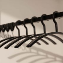Home Deluxe Percha de plástico RACK negro - 30 piezas