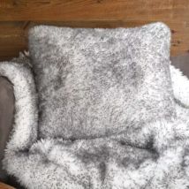 Quadratisches Kunstfell-Kissen (50 cm) Kingston Grau
