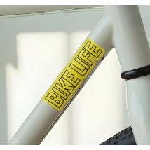 Sticker vélo "bike life" avec un fond jaune