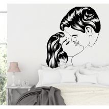 sticker mural couple qui s'embrasse