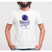 Tee-shirt astronaute sur un ordinateur