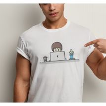 Tee-shirt un travailleur sur ordinateur