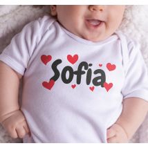 T-shirt rempli de cœurs avec prénom personnalisable