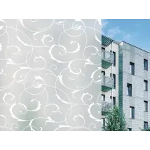 Lámina esmerilada reposicionable con volutas barrocas blancas