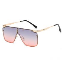 Grande monture tendance avec bordure dorée et lunettes de soleil haut de gamme pour la photographie de rue féminine