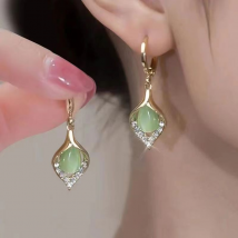 Boucles d'oreilles œil de chat vert pour femmes, boucles d'oreilles et boucles d'oreilles pour femmes au tempérament de luxe léger et boucles d'oreilles goutte d'eau