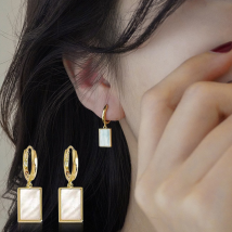 1 paire de boucles d'oreilles Huggie pour femmes, Anti-allergie, lustre, forme oblongue, couleur contrastée, décoration d'oreille, inoxydable, Colorfast, boucles d'oreilles suspendues, bijoux d'oreille