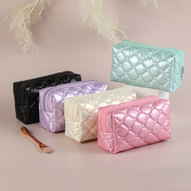 Makeup Bags Feather Embroidered Diamond Cosmetic Bag With Fashion Creative Embossed Candy Bag In Hand.