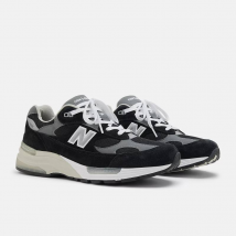 La 992 Core fait des débuts remarqués ! Une sneaker tendance et polyvalente qui s'adapte à tous les styles, aussi bien pour les hommes que pour les femmes.