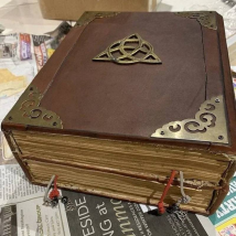 Livre magique personnalisé à couverture rigide et ligné au design rétro et créatif Charmed Book of Shadows