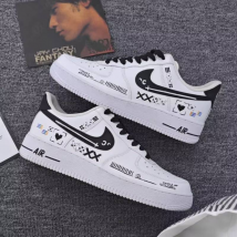 Baskets personnalisées : Collection Nike Air Force 1 imprimée, dessinée à la main, simple et polyvalente