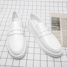 Mocassins de marque en cuir blanc décontracté Oxfords, mocassins de conduite, robe pour hommes, chaussures à pompons italiens