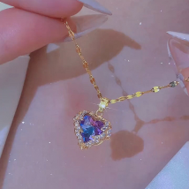 version de l'océan coeur collier femme amour couleur cristal pendentif titane acier plaqué or lumière luxe niche clavicule chaîne