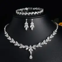 Ensembles de bijoux de mariage Uilz Ensemble de boucles d'oreilles pendantes en forme de feuille exquise pour femmes Accessoires de fête Boucles d'oreilles pendantes en zircon Collier