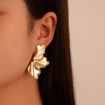 Tempérament minimaliste de fleur d'or exagéré, boucles d'oreilles en alliage de pétale irrégulier mat, femme