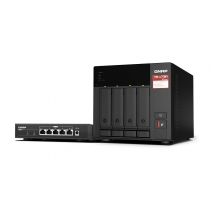 QNAP TS-473A + QSW-1105-5T Bundle Pack NAS Tower Ryzen Embedded V1500B 8Gb DDR4 0Tb QNAP Turbo System Nero - Nuovo