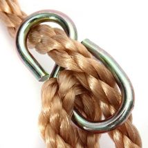 Adultes et enfants balançant des balançoires balançant la balançoire en bois avec la corde