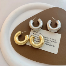 Boucles d'oreilles créoles géométriques pour femmes, boucles d'oreilles simples, à la mode et polyvalentes, design de niche, boucles d'oreilles et boucles d'oreilles haut de gamme