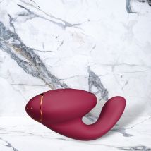 Rode Siliconen Duo 2 vibrator met een inbrengbare lengte van 10-15 cm van Womanizer