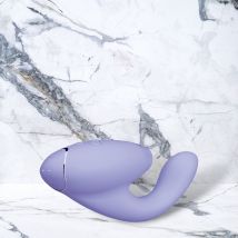 Paarse Siliconen Duo 2 vibrator met een inbrengbare lengte van 10-15 cm van Womanizer
