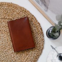 Porte passeport en cuir - Protège passeport - Cognac - Fabriqué en France - Idée cadeau homme - Hikigaï - Les Raffineurs