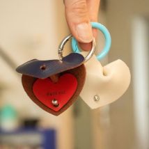 DIY porte-clefs cœur à message en cuir upcyclé - Bleu - Fabriqué en France - Idée cadeau femme - Pigeoncoq - Les Raffineurs