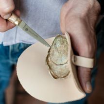 Coffret pour huîtres (gants en cuir + couteau à huîtres) - Idée cadeau homme - Cadeau Crémaillère - La Malle Trousseau - Les Raffineurs