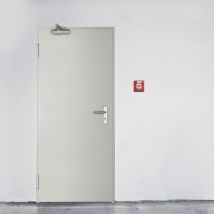 Porte De Service Acier 1 Vantail Fox - Blanc Ral 9010 – 215x100 Cm - Huisserie Z Pose Tunnel Affleurant - Poussant Droit - Bricoman